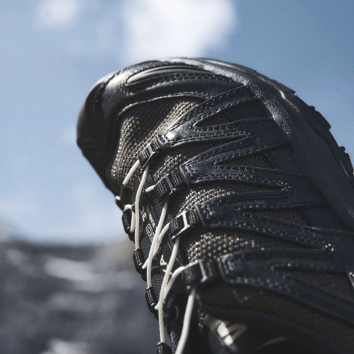 XA PRO 3D Alpine Echoes — Black / Earth Brown / Vanilla Ice — Detalle superior