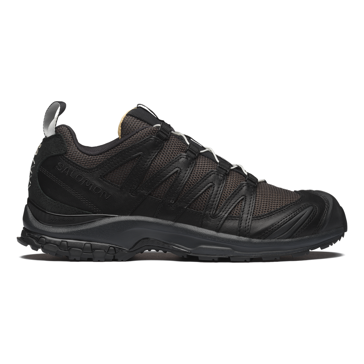 XA PRO 3D Alpine Echoes — Black / Earth Brown / Vanilla Ice — Vista lateral